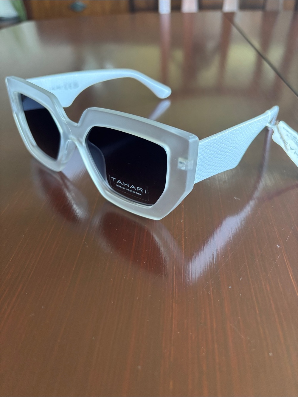 Tahari 100% UV protect,Cat 3,clear frame,white textured arms,black lens